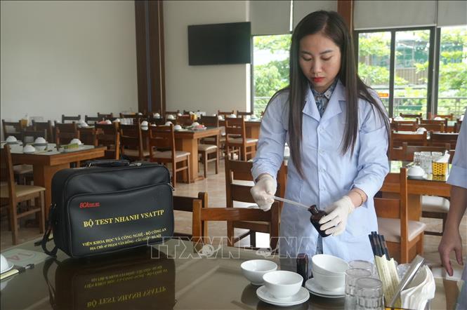 Test nhanh vệ sinh an toàn thực phẩm tại 1 cơ sở ăn uống tại phường Sầm Sơn. Ảnh: Hoa Mai - TTXVN